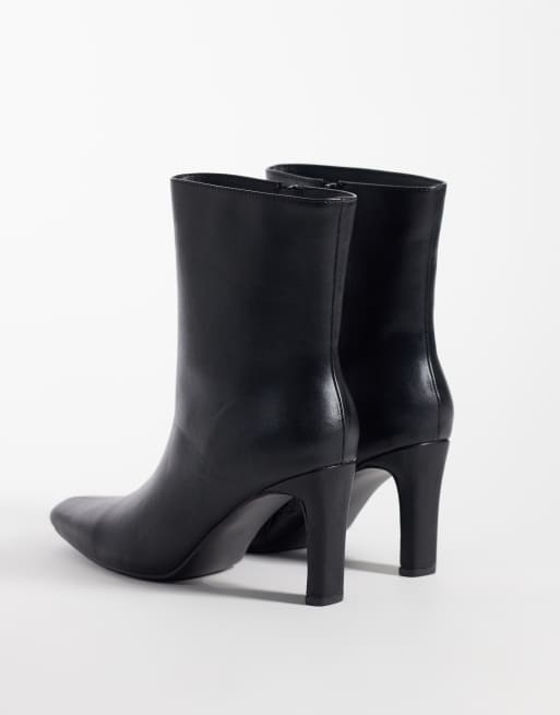 Public Desire bred passform Pixar högskaftade ankelboots med spetsig tå i svart, 4 av 4