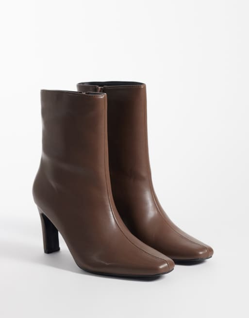 Public Desire bred passform Pixar högskaftade boots med klack och spetsig tå i brunt, 2 av 4