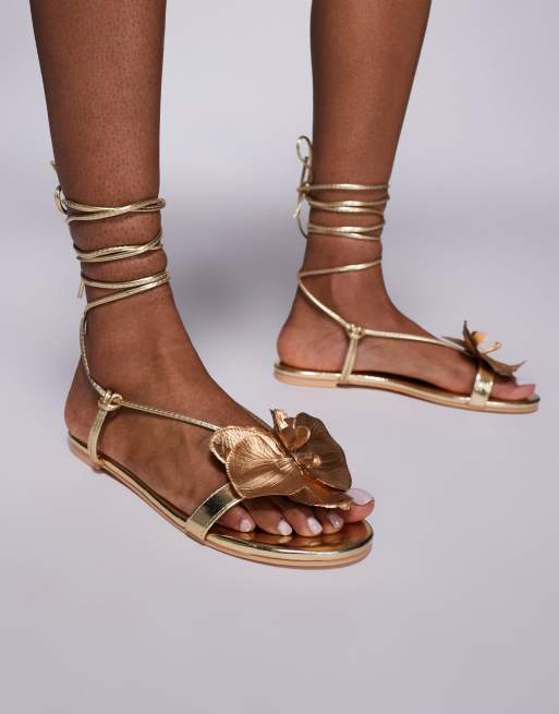 Public Desire - Brede pasvorm - Magnolia - Platte sandalen met 3D-bloem in goud