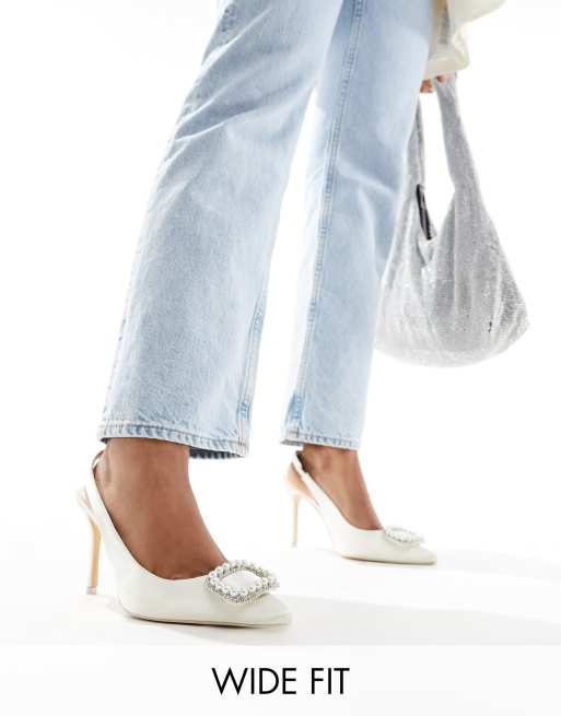 Public Desire - Bruidskleding - Wide Fit - Flora - Slingback schoenen met hak met versierde gesp in crèmekleurig satijn