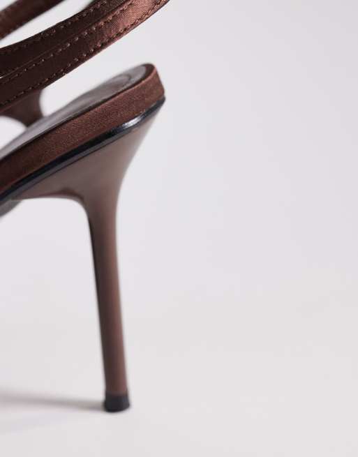 Public Desire – Bruna klacksandaler i satin, 4 av 4