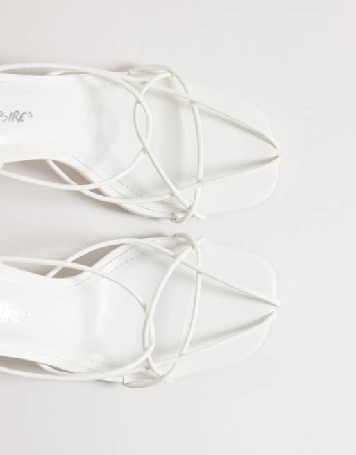 Public Desire – Calico – Vita klacksandaler med smala remmar, 3 av 4