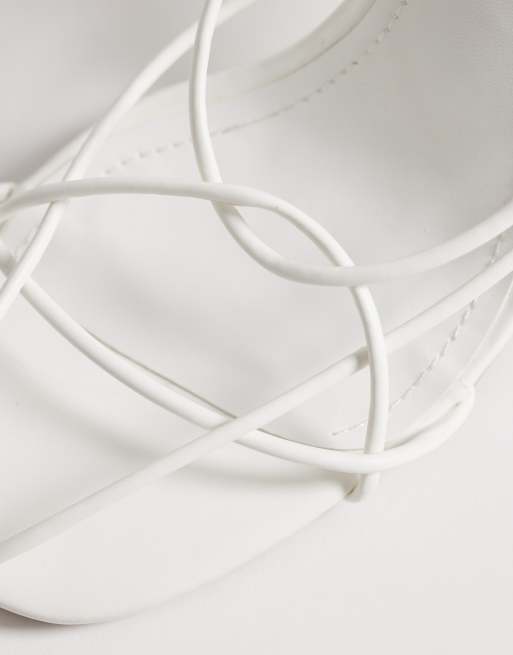 Public Desire – Calico – Vita klacksandaler med smala remmar, 4 av 4