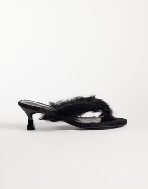 Public Desire Camilla sandały na obcasie-kaczuszce z paskiem między palcami i faux-fur w czerni - view 1