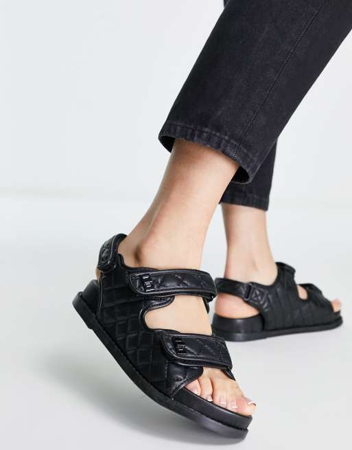 Public Desire - Carmen - Flade vatterede sandaler i sort PU
