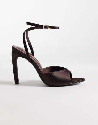 Public Desire - Caught On - Sandaletten in Schokobraun mit Absatz und Fersenriemen-Brown