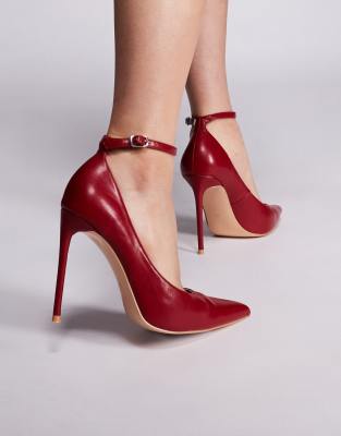 Public Desire - Chantilly - Pumps in Rot mit hohem Absatz und Knöchelriemen