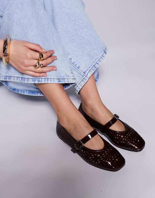 Public Desire - Clementina - Ballerines façon babies avec découpes au laser - Marron