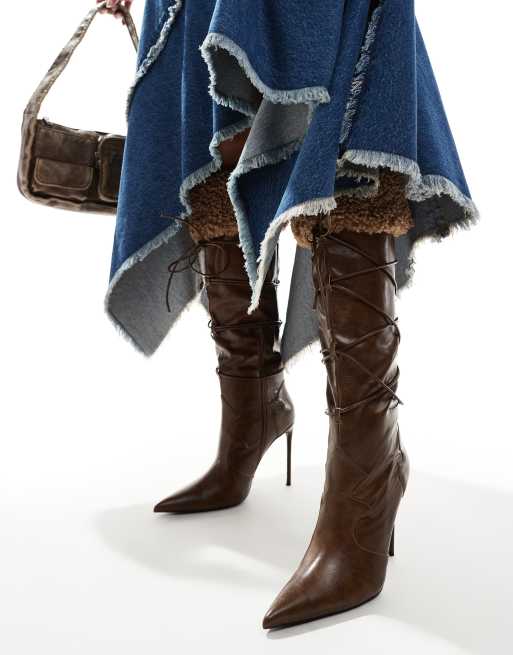 Public Desire – Crusader – Kniehohe, spitze Stiefel in Braun mit Kunstpelzbesatz