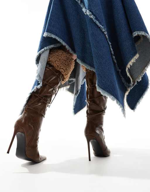 Public Desire – Crusader – Kniehohe, spitze Stiefel in Braun mit Kunstpelzbesatz, 2 von 4
