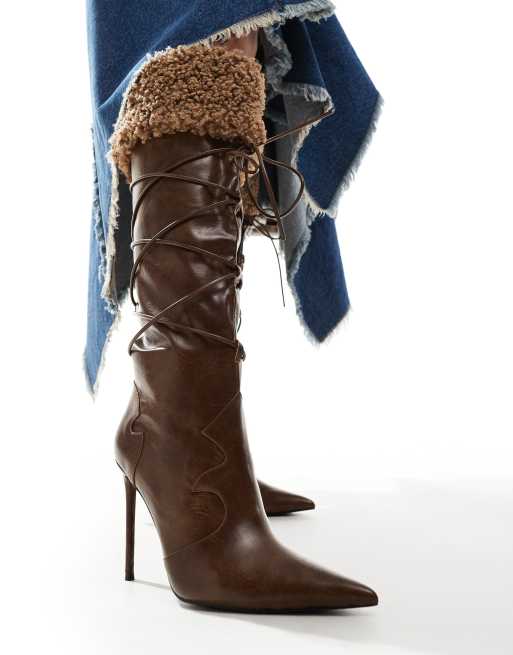 Public Desire – Crusader – Kniehohe, spitze Stiefel in Braun mit Kunstpelzbesatz, 3 von 4