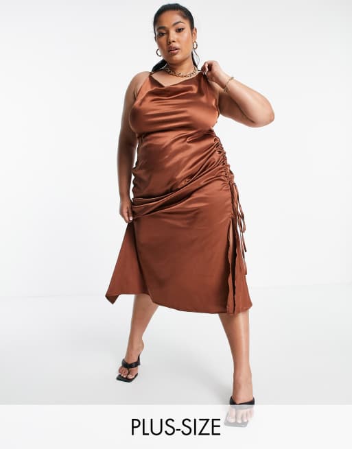 Public Desire Curve x Amber Gill - Robe caraco mi-longue en satin à bretelles avec fronces sur le côté - Chocolat