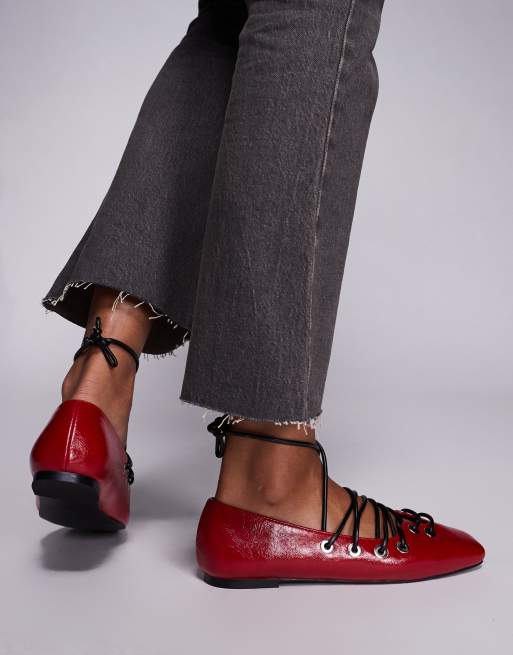 Public Desire – Czerwone sznurowane buty, 3 z 4