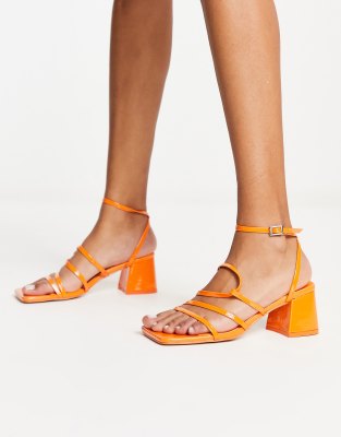 Public Desire - Dayla - Exklusive Sandalen aus Lackleder in Apricot mit mittelhohem Absatz-Orange