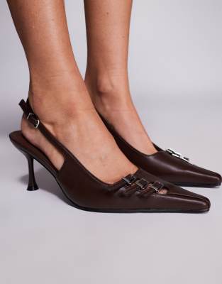 Public Desire - Devoted - Pumps mit Absatz in Braun mit Fersenriemen und Schnallendetail