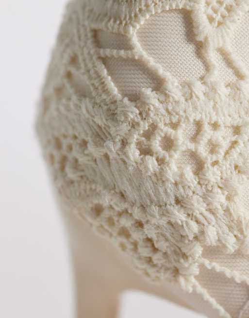 Public Desire – Elderflower – Elfenbensvita pumps i spets med klack, 2 av 4