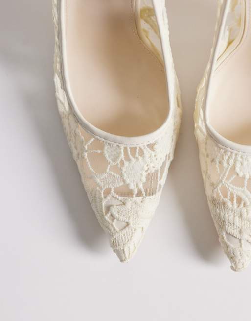 Public Desire – Elderflower – Elfenbensvita pumps i spets med klack, 3 av 4
