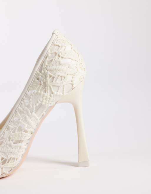 Public Desire – Elderflower – Elfenbensvita pumps i spets med klack, 4 av 4