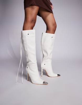 Public Desire - Elegante kniehohe Stiefel in Weiß mit Stiletto-Absatz und spitzer Zehenpartie aus Metall