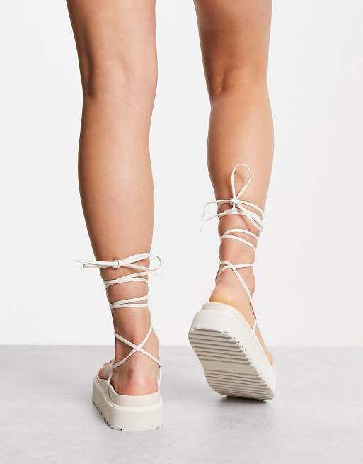 Public Desire - Elevate - Sandalen met hak en strik in doorzichtig en beige, 2 van 4