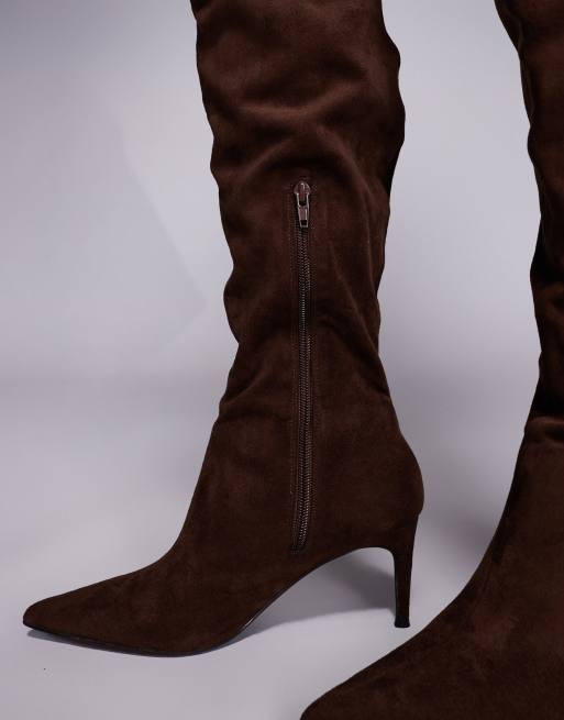 Public Desire - Ellen - Bottes pointues hauteur genou imitation daim à talon - Marron, 3 de 4