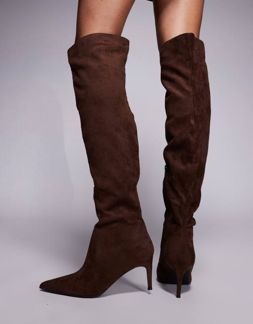 Public Desire - Ellen - Bottes pointues hauteur genou imitation daim à talon - Marron, 4 de 4