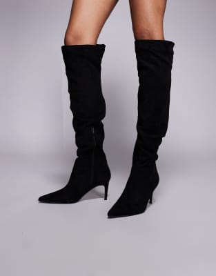 Public Desire - Ellen - Kniehohe Stiefel aus schwarzem Wildlederimitat mit spitzem Absatz und spitzer Zehenpartie