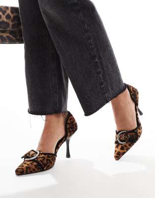 Public Desire - Elton - Zweiteilige, spitze Pumps mit Leopardenmuster und verzierter Schnalle-Bunt