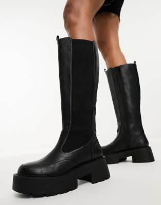 Public Desire – Evergreen – Kniehohe Stiefel in Schwarz mit dicker Sohle