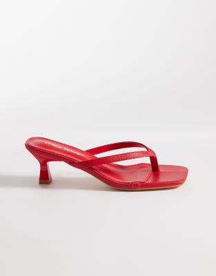Public Desire - Everlast - Zehenstegsandalen in Rot mit Kitten-Absatz