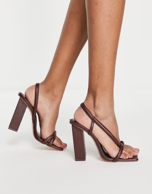 Public Desire - Everly - Brune sandaler med blokhæl og snoede remme