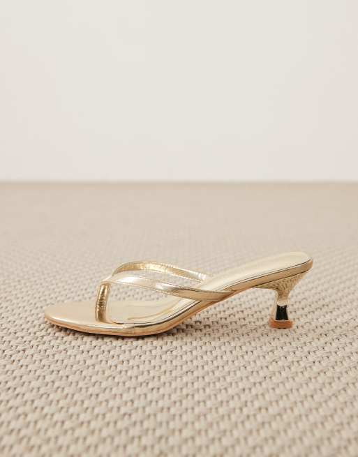 Public Desire – Evermore – Zehenstegsandaletten in Gold mit Kitten-Absatz, 2 von 4