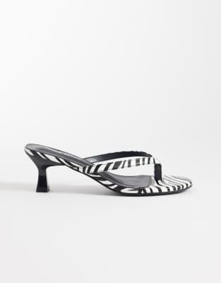Public Desire - Evermore - Zehenstegsandaletten mit Zebramuster und Kitten-Absatz-Bunt