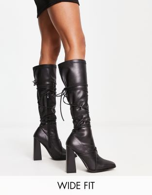 Public Desire - Exclusive Wide Fit Caryn - Kniehohe Schnürstiefel in Schwarz