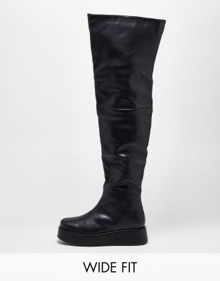 Public Desire Exclusive Wide Fit - Rosie - Flache Overknee-Stiefel in Schwarz, weite Passform