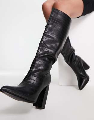 Public Desire – Exklusiv – Far Away – Kniehohe Stiefel in Kroko-Schwarz