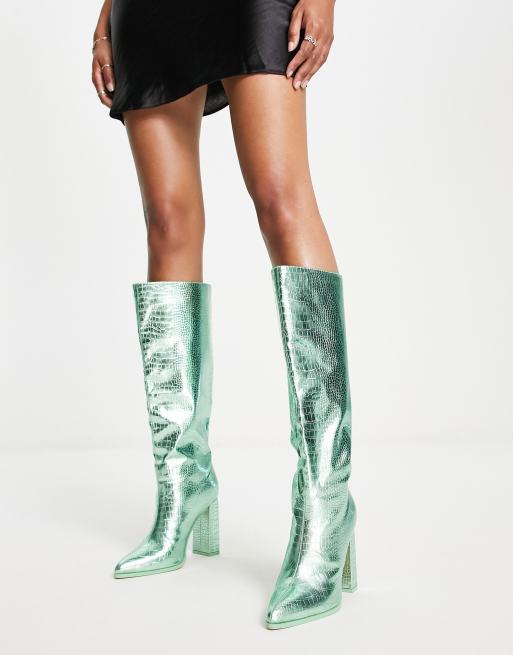 Public Desire – Exklusive – Posie – Kniehohe Stiefel mit Absatz in Metallic-Grün mit Krokomuster