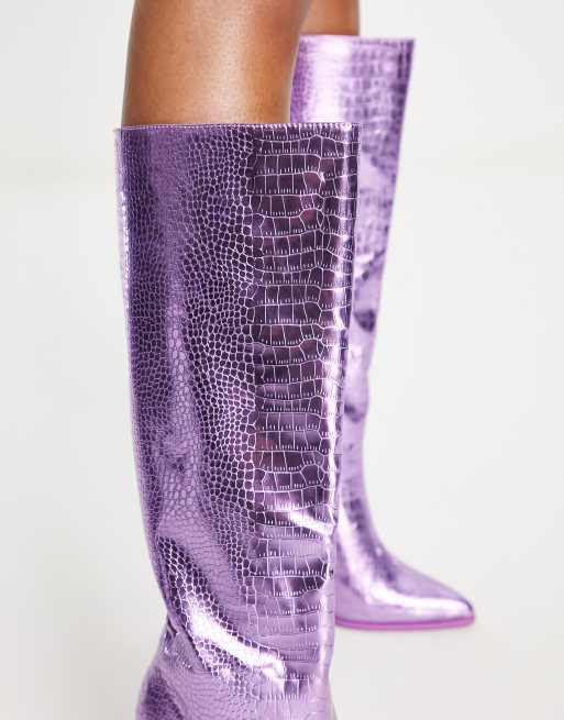 Public Desire – Exklusive – Posie – Kniehohe Stiefel mit Absatz in Metallic-Lila mit Krokomuster, 3 von 4