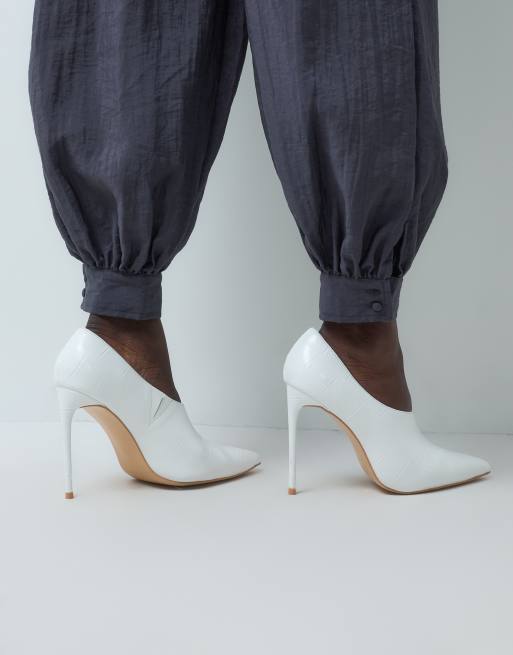 Public Desire Felicity pumps med klack i vitt krokodilmönster, 4 av 4