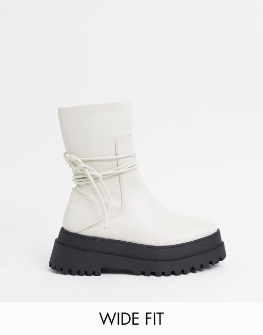 Public Desire – Finale – Benvita ankelboots med bred passform, knytning och tjock, platt sula