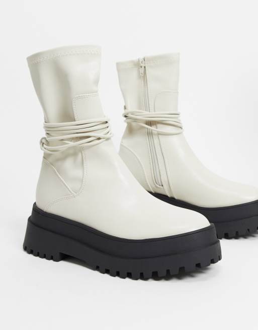 Chanel boots, I found a vendor but I'm not thrilled with the sole quality.  Anyone have a 1:1 vendor for these? I'm scared to buy them 😩 :  r/RepladiesDesigner