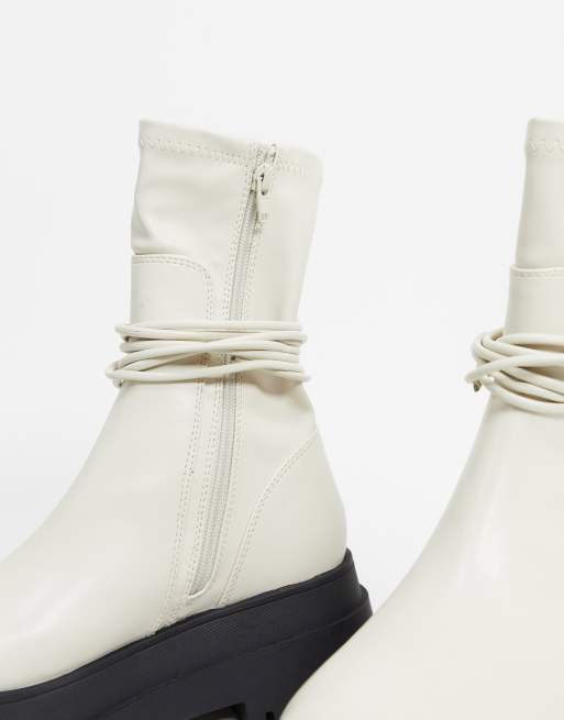 Public Desire – Finale – Flache Stiefeletten mit Schnürung in Knochenweiß, 3 von 4