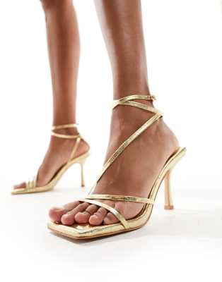 Flossy heeled sandals in gold