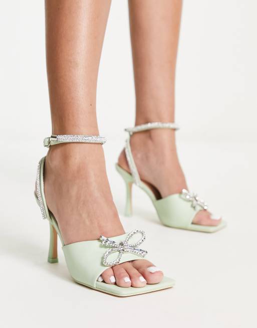 Public Desire – Front Row – Miętowozielone lakierowane sandały z kokardą