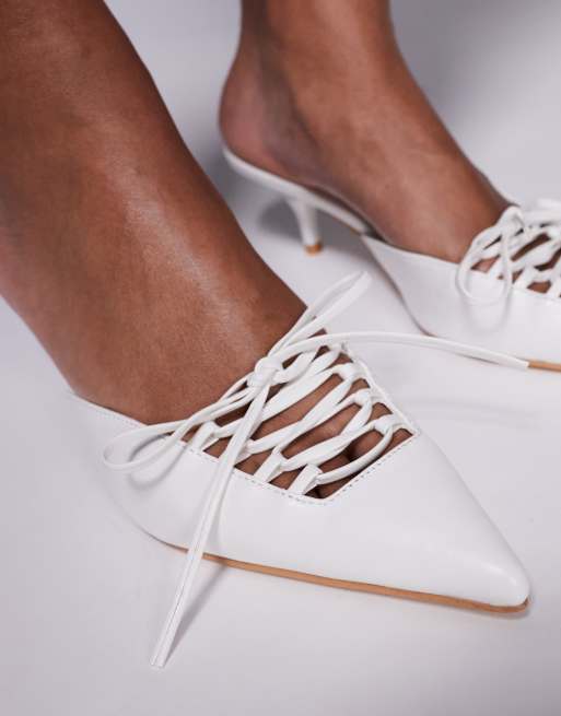 Public Desire – Geneva – Spitze Kitten-Heel-Mules in Weiß mit Schnürung, 4 von 4
