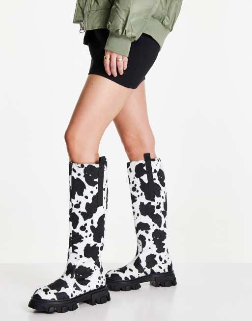 Public Desire - Genius - Platte knielaarzen in koeienprint