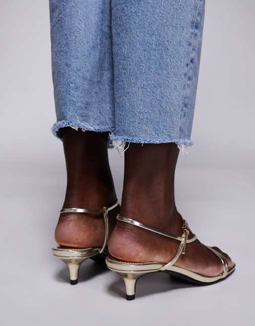Public Desire – Glint – Guldfärgade, metalliska sandaler med remmar, 2 av 4