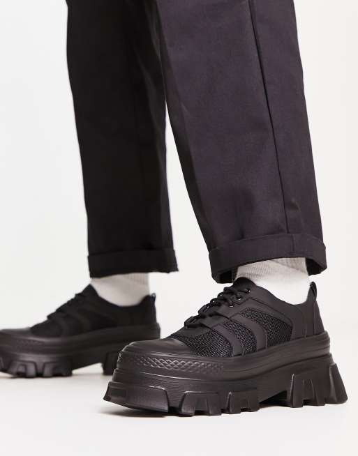 Public Desire – Hault – Schnürschuhe in Schwarz mit dicker Sohle 