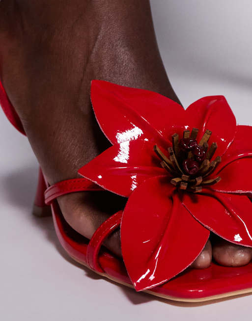 Public Desire – Hydrangea – Riemchen-Sandaletten in Rot mit 3D-Blume und mittelhohem Absatz, weite Passform, 3 von 4