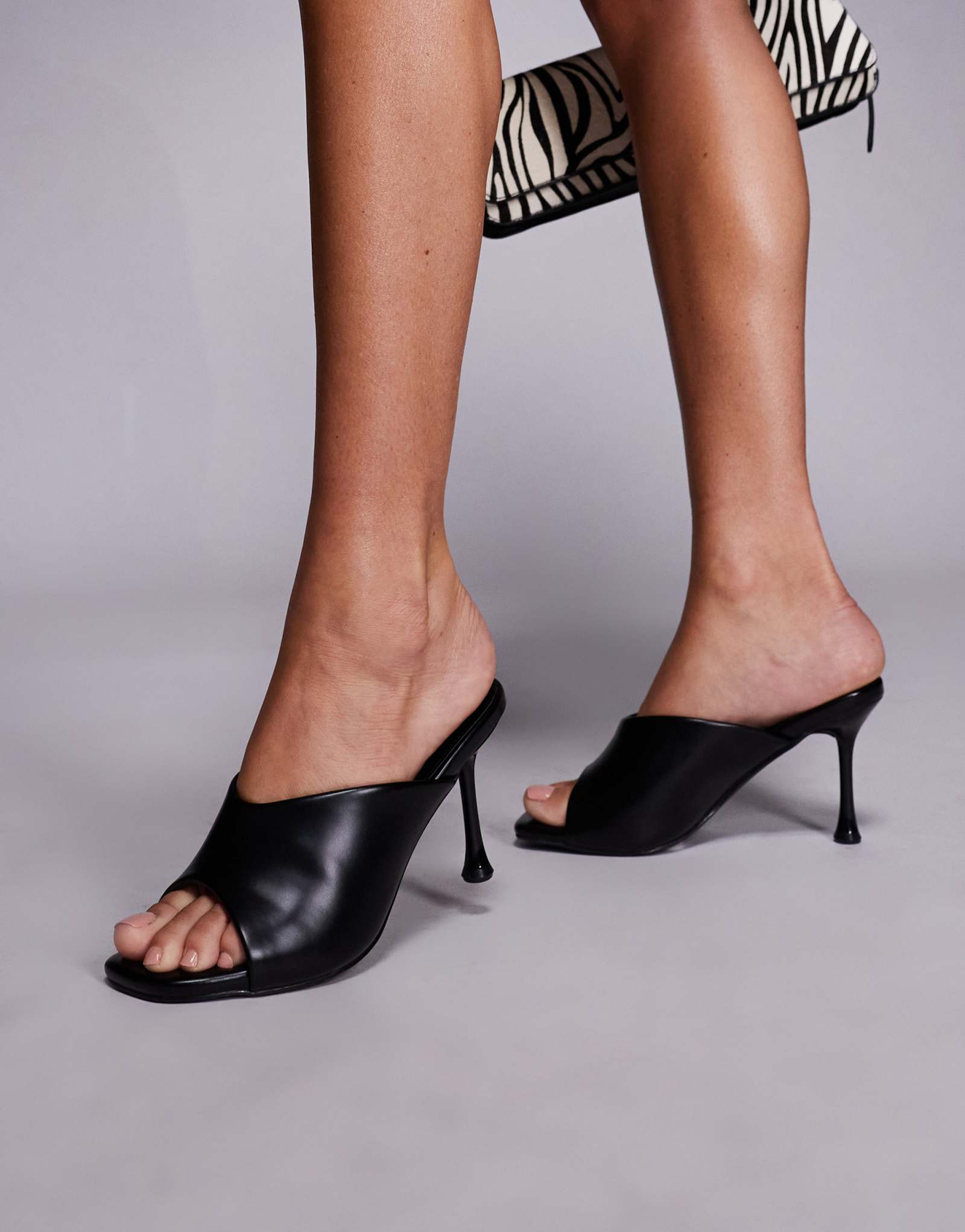 Черные босоножки на каблуке mule от Public Desire J'adore